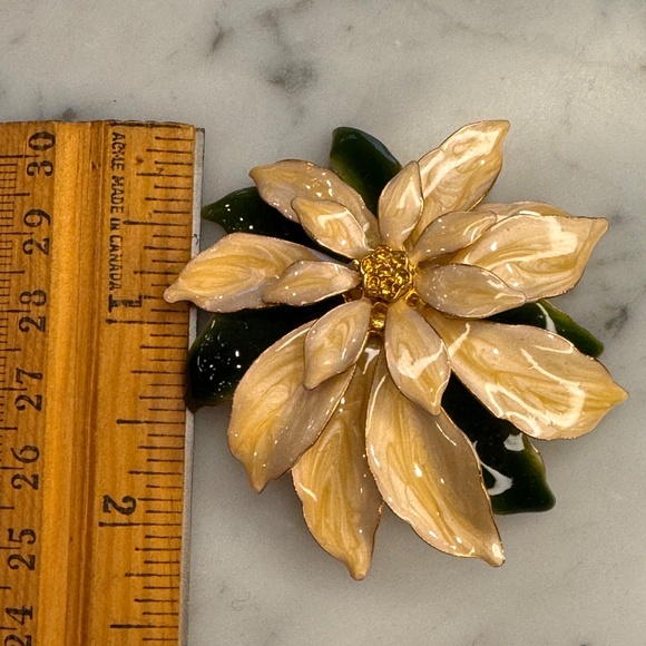 8 Christmas Themed Vintage Gold Tone Enamel and Rhinestone Brooches. - Picture 6 of 11